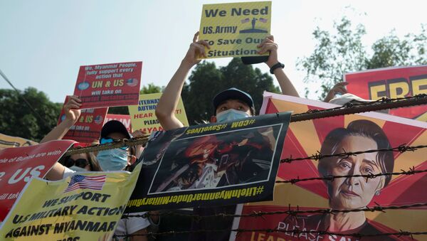 Những người chống đối cùng với biểu ngữ ở Yangon, Myanmar. - Sputnik Việt Nam