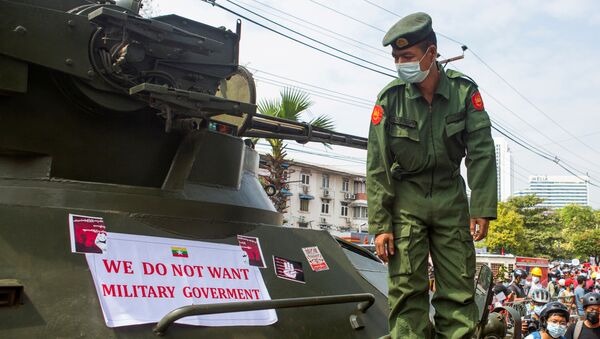 Người lính bên cạnh tấm áp phích ở Yangon, Myanmar. - Sputnik Việt Nam