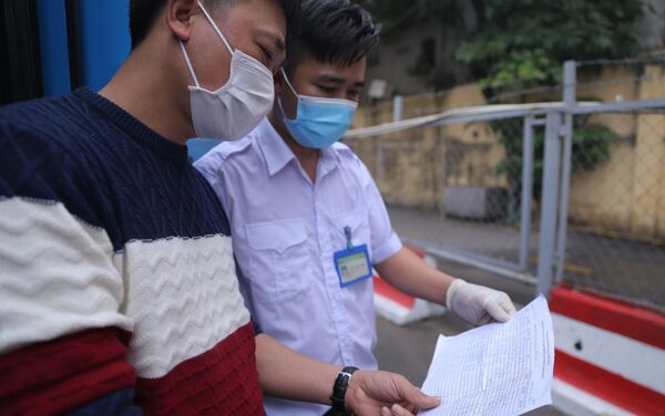 Người dân từ các địa phương về tới bến xe Giáp Bát đều thực hiện việc khai báo y tế . - Sputnik Việt Nam