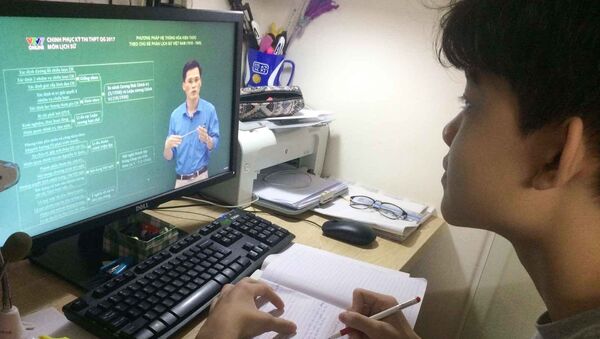 Học sinh lớp 9 trường THCS Thái Thịnh (Đống Đa, Hà Nội) học trực tuyến trong sáng 17/2. - Sputnik Việt Nam