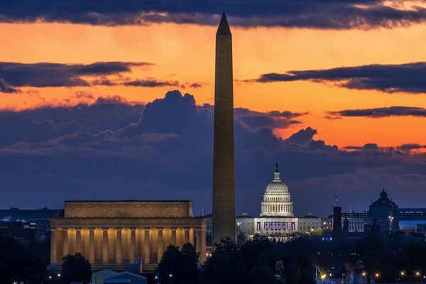 Đài tưởng niệm Lincoln, Đài tưởng niệm Washington và Tòa nhà Quốc hội Hoa Kỳ lúc bình minh trong ngày tổng thống nhậm chức ở Washington DC - Sputnik Việt Nam