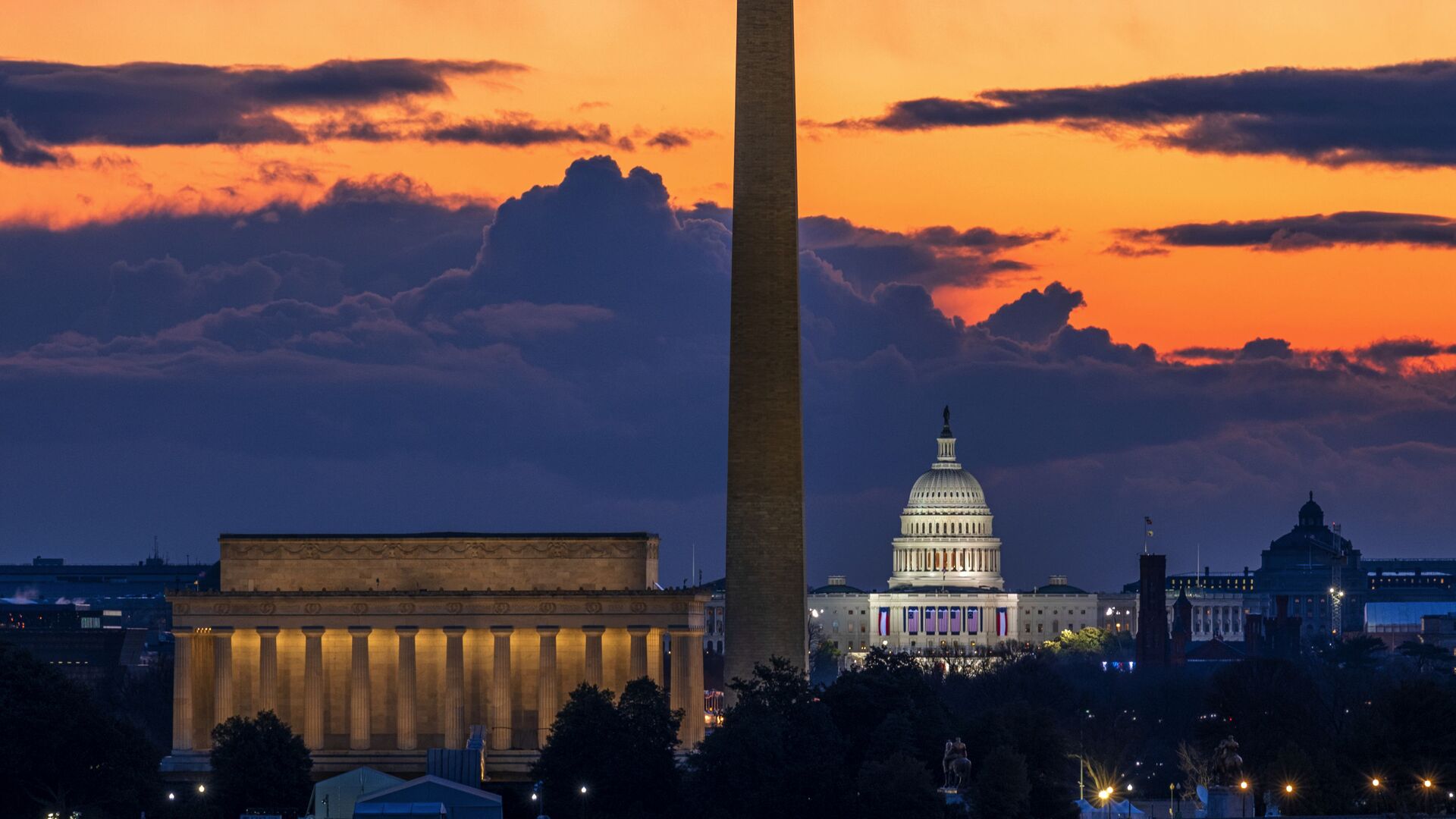 Đài tưởng niệm Lincoln, Đài tưởng niệm Washington và Tòa nhà Quốc hội Hoa Kỳ lúc bình minh trong ngày tổng thống nhậm chức ở Washington DC - Sputnik Việt Nam, 1920, 08.04.2022
