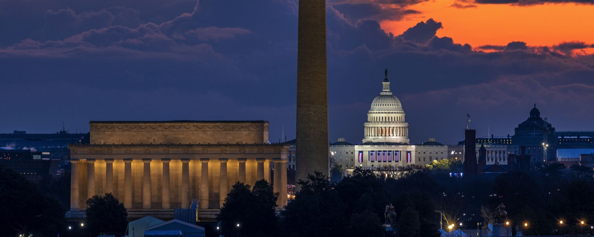 Đài tưởng niệm Lincoln, Đài tưởng niệm Washington và Tòa nhà Quốc hội Hoa Kỳ lúc bình minh trong ngày tổng thống nhậm chức ở Washington DC - Sputnik Việt Nam, 1920, 08.04.2022