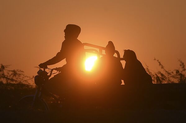 Nhóm người trên ô tô trong lúc mặt trời mọc dịp Năm mới ở Karachi - Sputnik Việt Nam