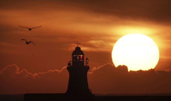 Mặt trời mọc trên ngọn hải đăng South Shields, Anh - Sputnik Việt Nam