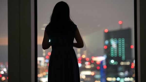 Một cô gái cô đơn nhìn thành phố - Sputnik Việt Nam