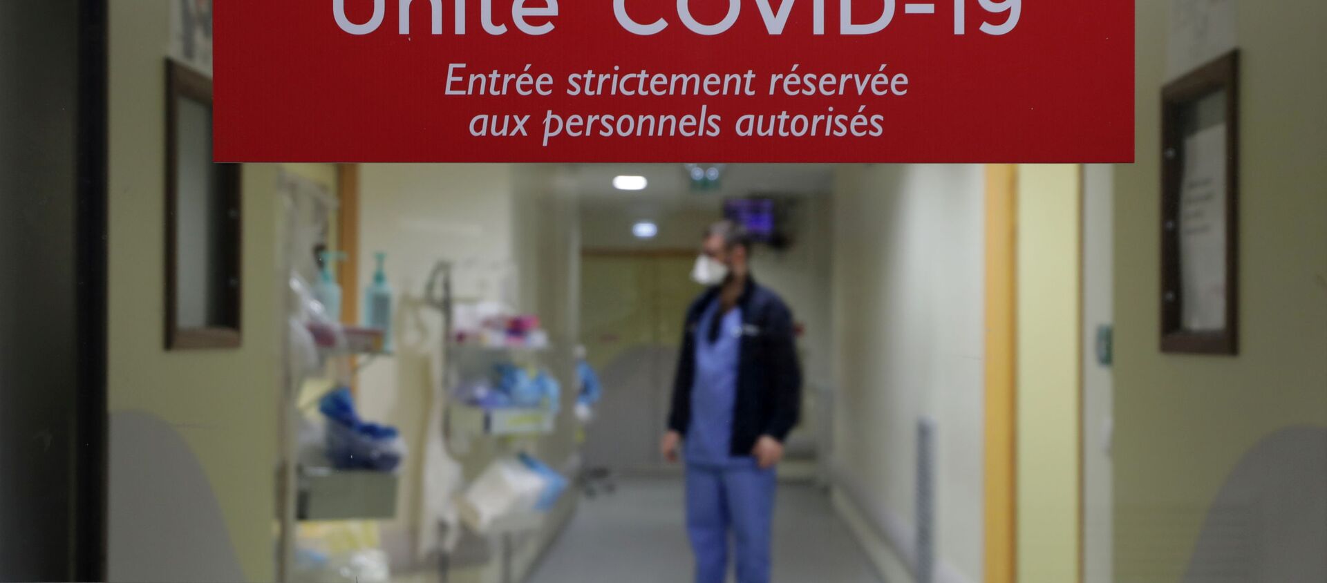 Nhân viên y tế trong Đơn vị chăm sóc đặc biệt cho bệnh nhân COVID-19 ở Pháp - Sputnik Việt Nam, 1920, 18.02.2021