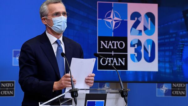 Tổng thư ký NATO Jens Stoltenberg tại một hội nghị truyền hình với những người đứng đầu bộ quốc phòng các nước liên minh - Sputnik Việt Nam