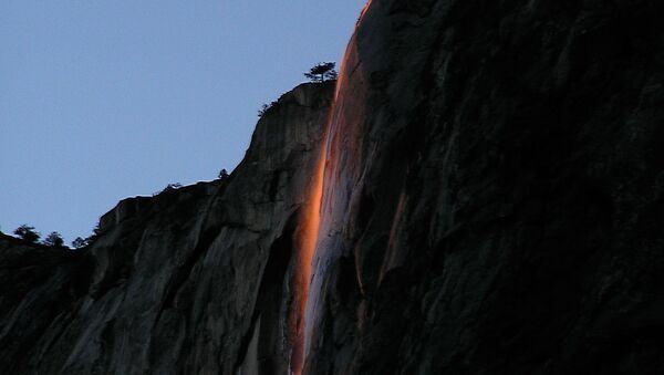 Cư dân mạng đang bàn tán sôi nổi về hác nước lửa ở Thung lũng Yosemite, California - Sputnik Việt Nam