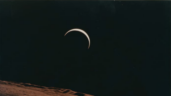 Trái đất hình lưỡi liềm mọc lên ngoài đường chân trời cằn cỗi của Mặt trăng, năm 1971. - Sputnik Việt Nam