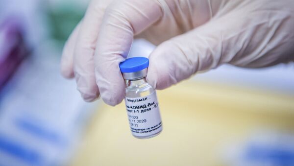 Một lọ chứa vắc-xin Sputnik V của Nga được một y tá tại Bệnh viện Trung ương Nam Pest ở Budapest, Hungary, cho xem vào thứ Sáu, ngày 12 tháng 2 năm 2021, khi quá trình tiêm chủng Sputnik V chống lại loại coronavirus mới bắt đầu ở nước này. - Sputnik Việt Nam