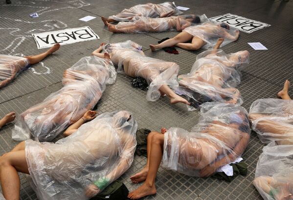 Các phụ nữ khỏa thân trong túi nhựa dự cuộc biểu tình chống bạo hành phụ nữ sau vụ giết hại Ursula Bahillo ở Buenos Aires, Argentina - Sputnik Việt Nam