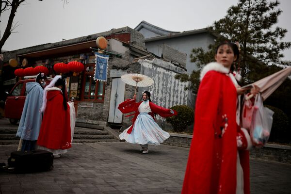 Các cô gái mặc Hán phục (Hànfú) truyền thống trong dịp lễ hội Tết Nguyên đán ở Bắc Kinh, Trung Quốc - Sputnik Việt Nam