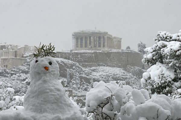Người tuyết trên nền Parthenon phủ đầy tuyết trắng ở Athens - Sputnik Việt Nam
