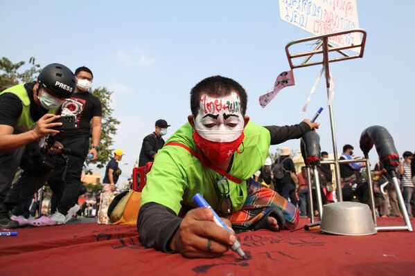 Viết khẩu hiệu trên vải trong cuộc biểu tình phản đối ở Bangkok - Sputnik Việt Nam
