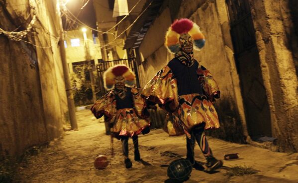 Các thành viên lễ hội hóa trang truyền thống ở ngoại ô Rio de Janeiro - Sputnik Việt Nam