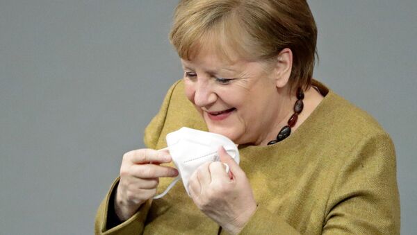 Thủ tướng Đức Angela Merkel quên đeo khẩu trang. - Sputnik Việt Nam