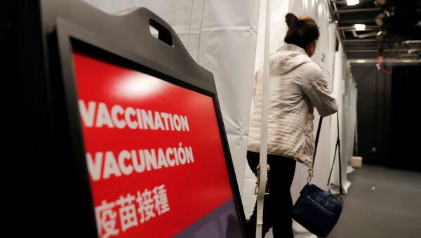 Người phụ nữ đi tiêm vắc xin ở Mỹ. - Sputnik Việt Nam