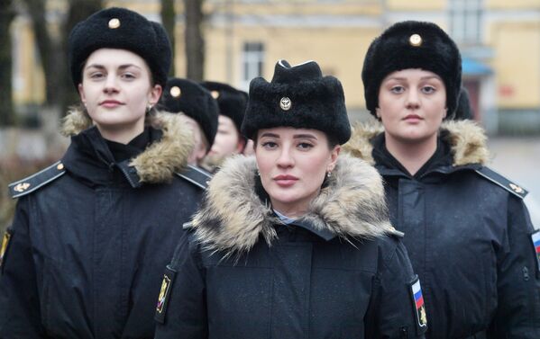 Các nữ học viên trong giờ huấn luyện tại Học viện Hải quân Peter Đại đế ở St.Petersburg, Liên bang Nga - Sputnik Việt Nam