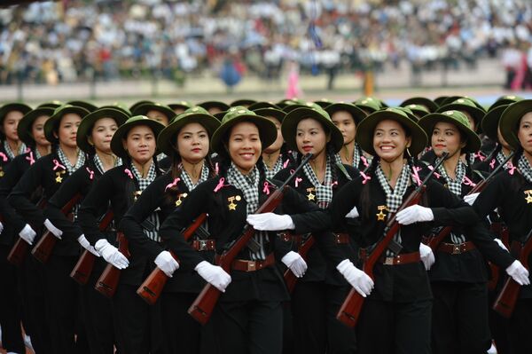 Các nữ quân nhân mặc trang phục du kích miền Nam trong cuộc duyệt binh tại Việt Nam - Sputnik Việt Nam