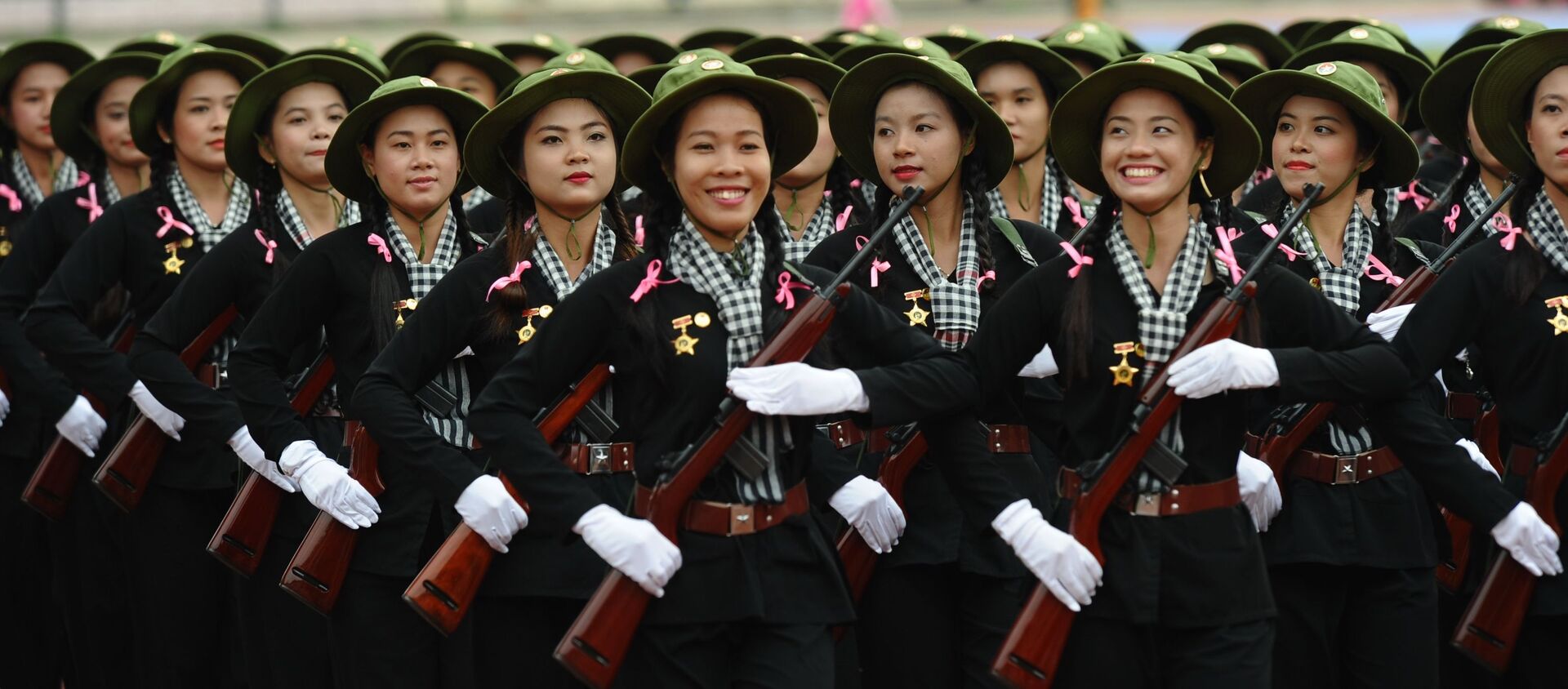 Các nữ quân nhân mặc trang phục du kích miền Nam trong cuộc duyệt binh tại Việt Nam - Sputnik Việt Nam, 1920, 23.02.2021