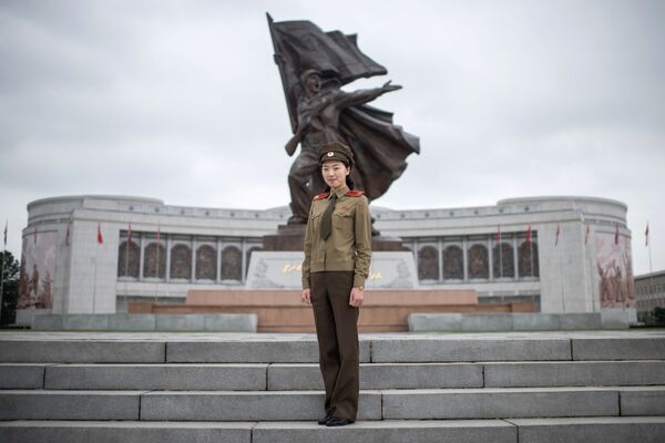 Đại úy Quân đội Nhân dân Triều Tiên Choe Un-Jong tạo dáng trong Bảo tàng Chiến tranh ở Bình Nhưỡng - Sputnik Việt Nam