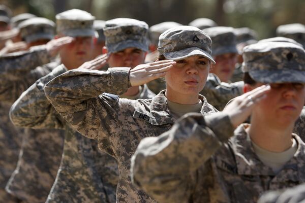 Nữ quân nhân trong hàng ngũ lính Mỹ ở Iraq - Sputnik Việt Nam