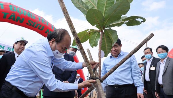 Thủ tướng Nguyễn Xuân Phúc tham gia trồng cây Xuân Tân Sửu năm 2021. - Sputnik Việt Nam