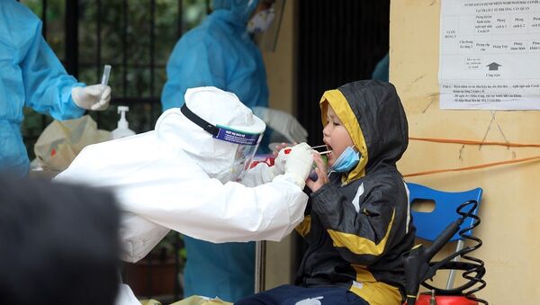 Một em nhỏ đến xét nghiệm tại Trạm Y tế phường Văn Quán, quận Hà Đông. - Sputnik Việt Nam
