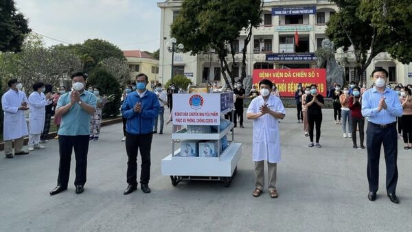 Lễ trao tặng robot vận chuyển nhu yếu phẩm do Trường Đại học Sao Đỏ chế tạo cho Bệnh viện dã chiến số 1.  - Sputnik Việt Nam