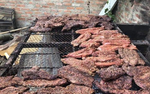 Cận cảnh các tảng thịt trâu trên bếp lò - Sputnik Việt Nam