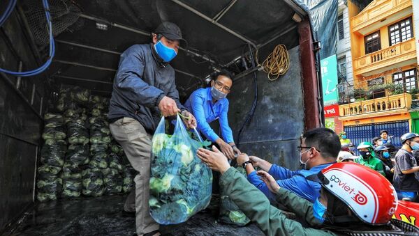 Những chuyến hàng chở bắp cải của nông dân Hải Dương tập kết tại số 38 Giải Phóng - Sputnik Việt Nam