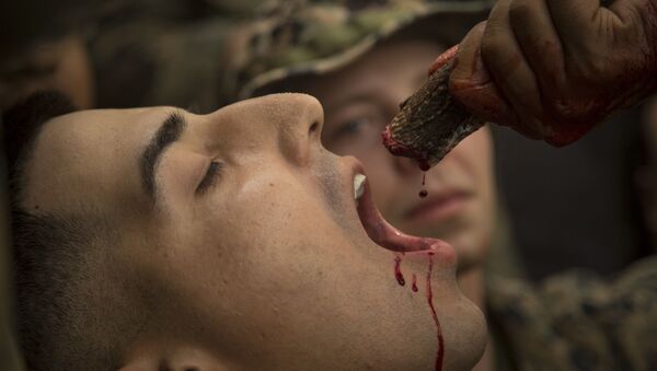 Một lính thủy đánh bộ Hoa Kỳ với Đại đội Alpha, Đội đổ bộ, Tiểu đoàn 1, Trung đoàn Thủy quân lục chiến số 5, uống máu của rắn hổ mang chúa trong cuộc huấn luyện sinh tồn trong rừng như một phần của cuộc tập trận Cobra Gold 2020 tại Ban Chan Khrem, Chanthaburi, Vương quốc Thái Lan, ngày 2 tháng 3, Năm 2020. - Sputnik Việt Nam
