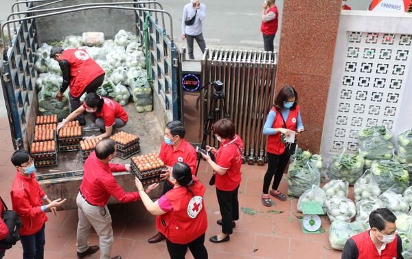 Chiến dịch được khởi động với điểm tập kết hỗ trợ nông sản đầu tiên tại trụ sở Trung ương Hội Chữ thập đỏ Việt Nam (82 Nguyễn Du, Hai Bà Trưng, Hà Nội). - Sputnik Việt Nam