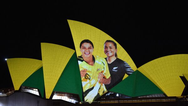 Đèn màu Nhà hát Opera Sydney chào mừng Australia và New Zealand đăng cai tổ chức 2023 FIFA Women's World Cup. - Sputnik Việt Nam