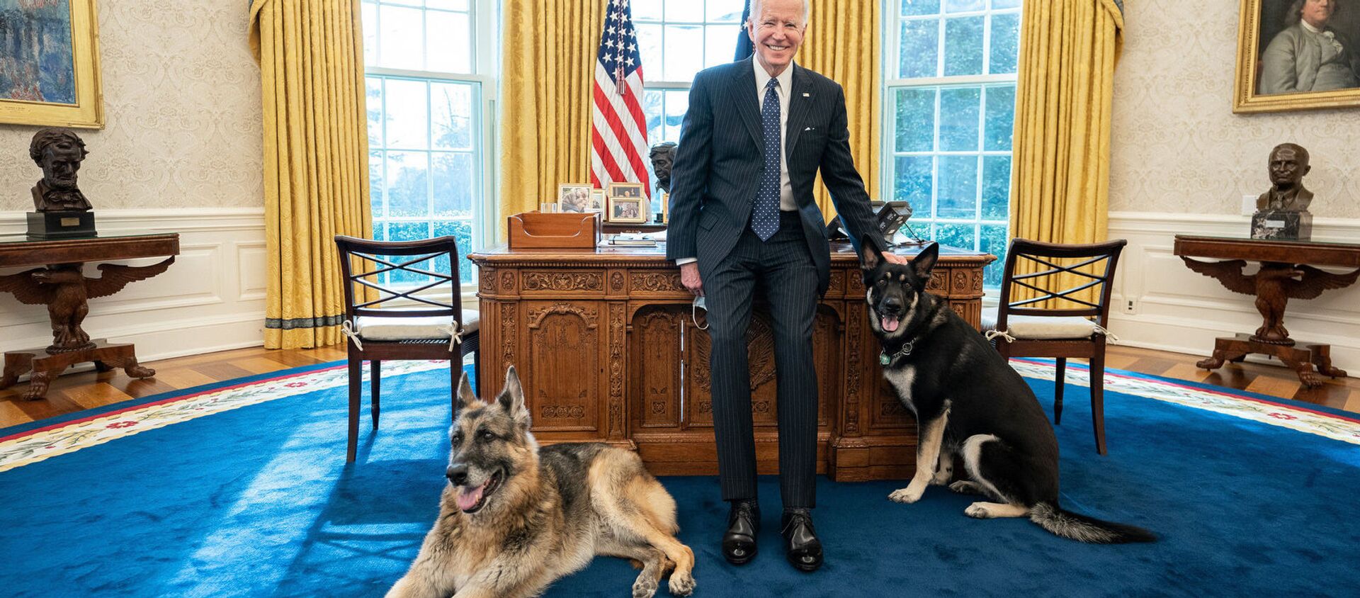 Joe Biden với những chú chó Champ và Major của anh ấy tại Nhà Trắng - Sputnik Việt Nam, 1920, 24.02.2021