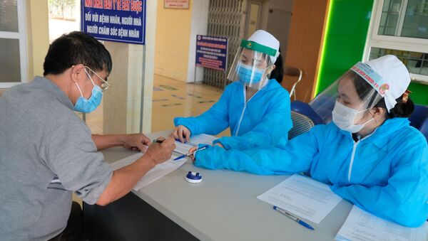 Bệnh viện Đa khoa Thị xã Bỉm Sơn luôn duy trì công tác khai báo y tế, sàng lọc, phân luồng đối với tất cả bệnh nhân, người nhà, khách thăm... - Sputnik Việt Nam
