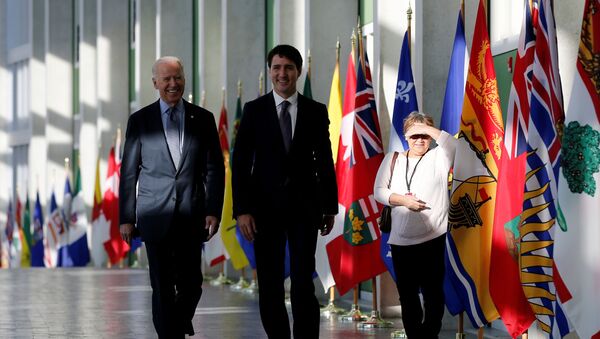 Một người phụ nữ chứng kiến Tổng thống Hoa Kỳ hiện tại Joe Biden (L) và Thủ tướng Canada Justin Trudeau đến dự cuộc họp của các Bộ trưởng đầu tiên ở Ottawa, Ontario, Canada, ngày 9 tháng 12 năm 2016 - Sputnik Việt Nam