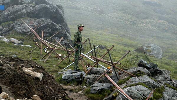 Người lính Trung Quốc đứng gác ở phía Trung Quốc của biên giới cổ Nathu La giữa Ấn Độ và Trung Quốc. (Tập tin) - Sputnik Việt Nam