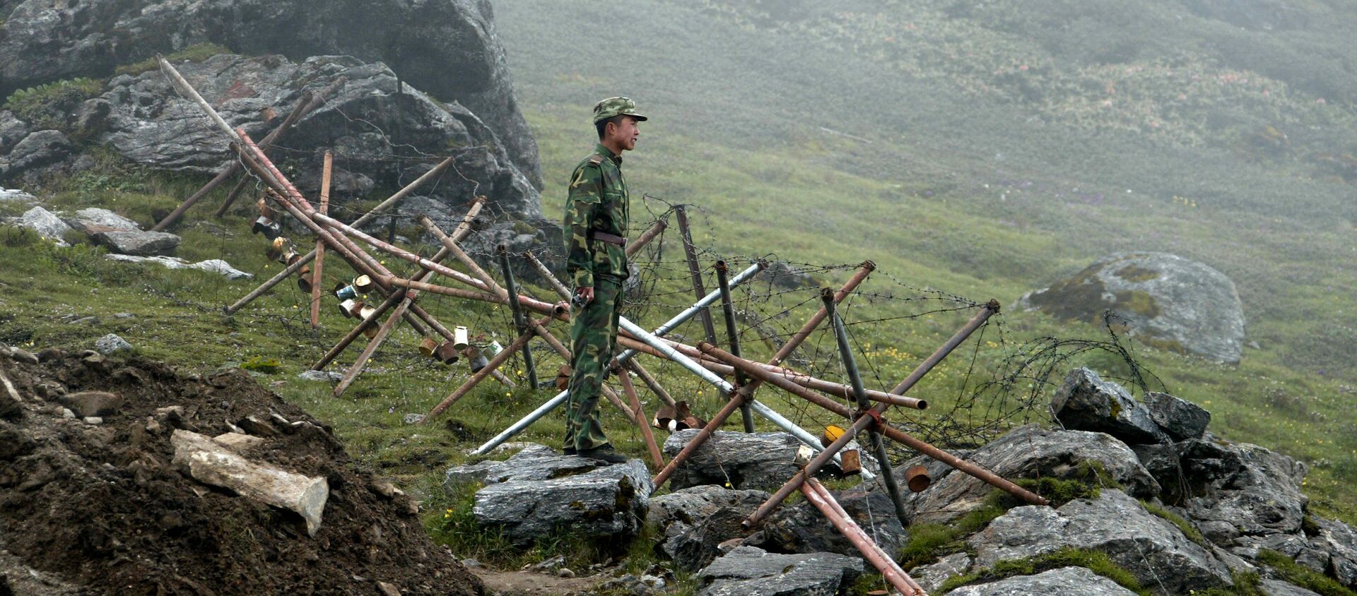 Người lính Trung Quốc đứng gác ở phía Trung Quốc của biên giới cổ Nathu La giữa Ấn Độ và Trung Quốc. (Tập tin) - Sputnik Việt Nam, 1920, 24.02.2021