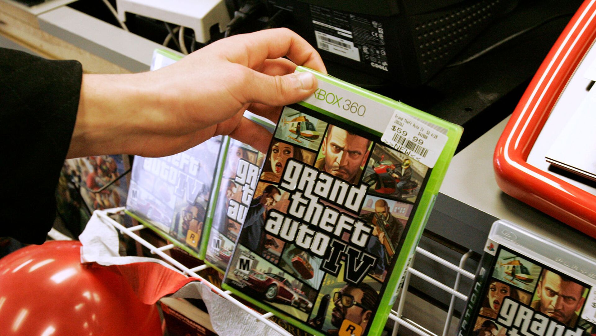 Người mua đang xem xét một đĩa có trò chơi Grand Theft Auto IV (29 tháng 4 năm 2008). Chicago - Sputnik Việt Nam, 1920, 24.02.2021