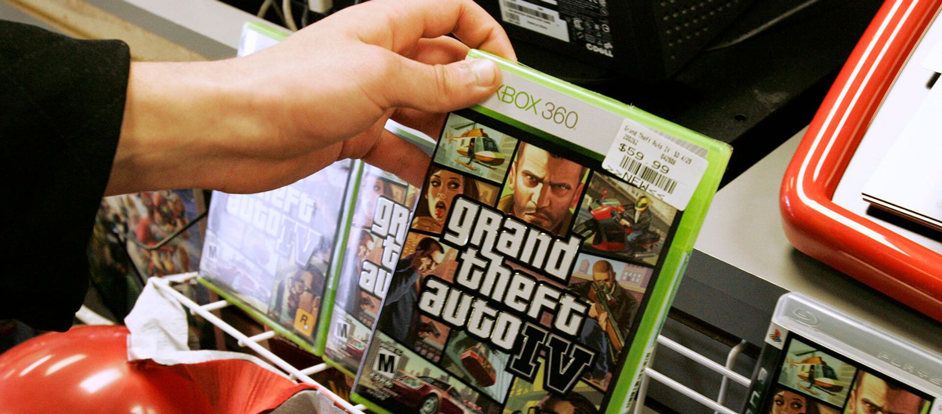 Người mua đang xem xét một đĩa có trò chơi Grand Theft Auto IV (29 tháng 4 năm 2008). Chicago - Sputnik Việt Nam, 1920, 24.02.2021