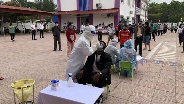 Trong số khoảng trên 800 người được lấy mẫu xét nghiệm tại phường Tứ Minh, thành phố Hải Dương ngày 24/2, có nhiều trường hợp là người nước ngoài đang cư trú trên địa bàn. - Sputnik Việt Nam