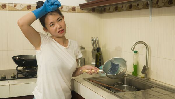 Cô gái rửa chén bát - Sputnik Việt Nam
