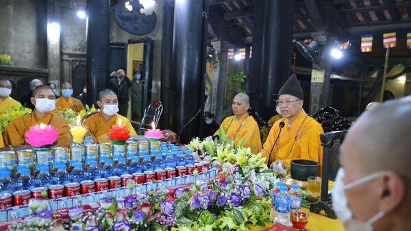 Các sư thầy làm lễ cầu an bên trong Chùa Phúc Khánh (quận Đống Đa, Hà Nội). - Sputnik Việt Nam
