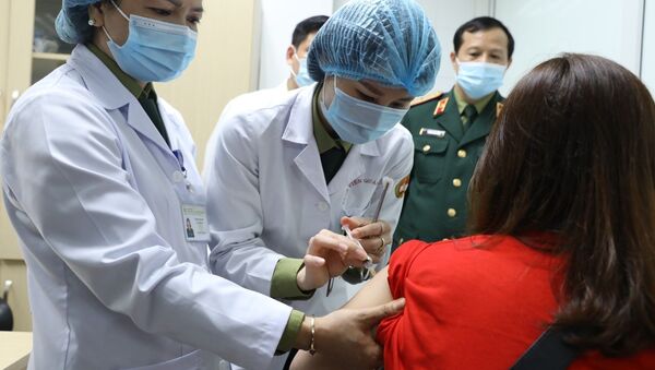 Các tình nguyện viên đăng ký khám sàng lọc và tiêm thử nghiệm đợt 2 vaccine Nano Covax. - Sputnik Việt Nam