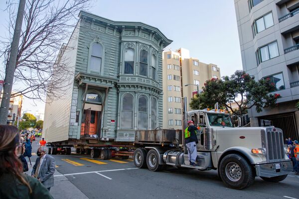 Xe tải di chuyển dinh thự thời Victoria 139 tuổi đến địa chỉ mới ở San Francisco - Sputnik Việt Nam