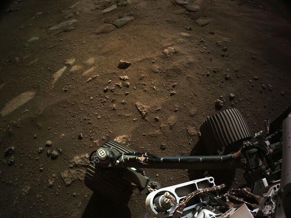 Cảnh chụp từ camera điều hướng trên chiếc xe thám hiểm sao Hỏa Perseverance Mars Rover - Sputnik Việt Nam