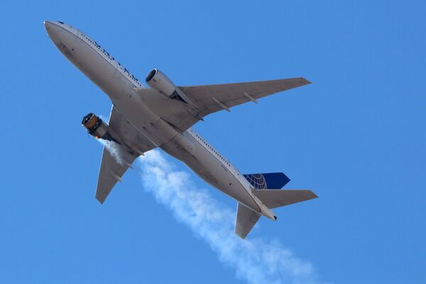 Máy bay dân sự Boeing 777 của United Airlines bay trong khi động cơ bốc cháy trên Denver - Sputnik Việt Nam