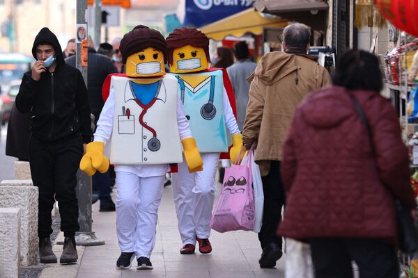 Những người mặc bộ đồ Lego đi dọc phố ở Jerusalem - Sputnik Việt Nam